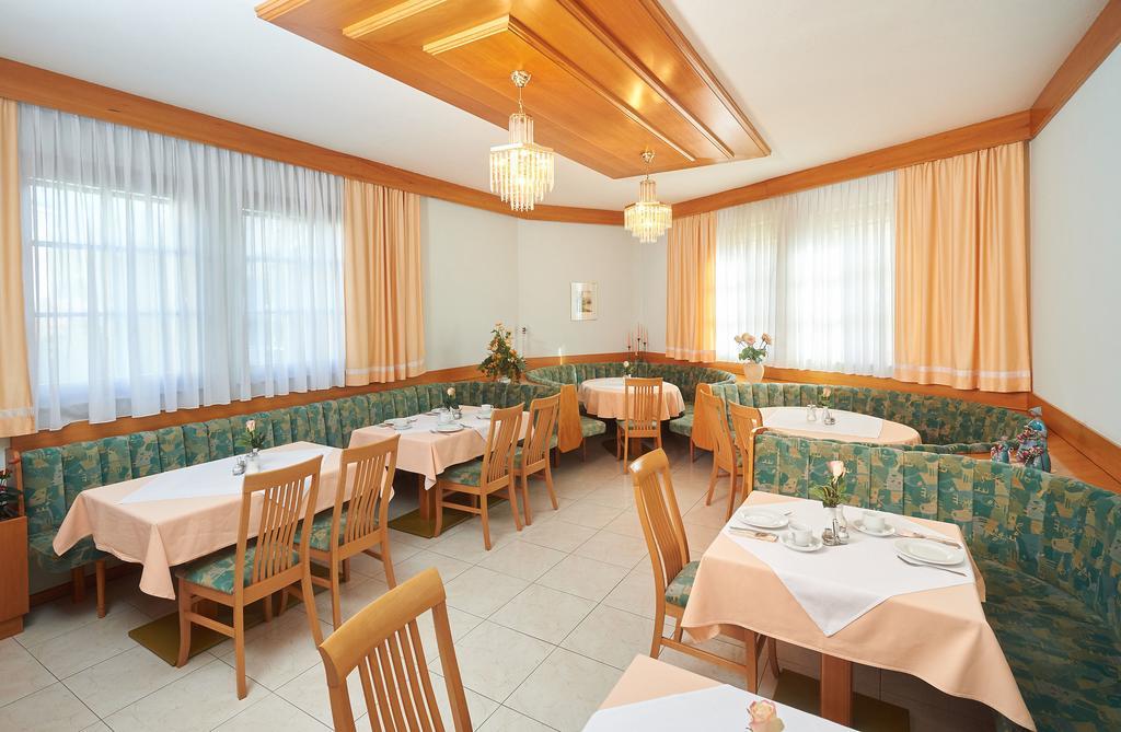 Pension Sprinzl Швехат Экстерьер фото