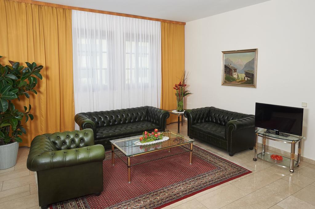 Pension Sprinzl Швехат Экстерьер фото